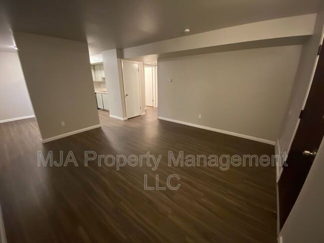 Building Photo - 2523 S Lakecrest Dr Unit 01