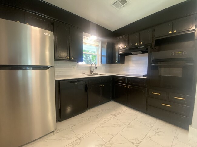 Photo - 2220 Louise Ln