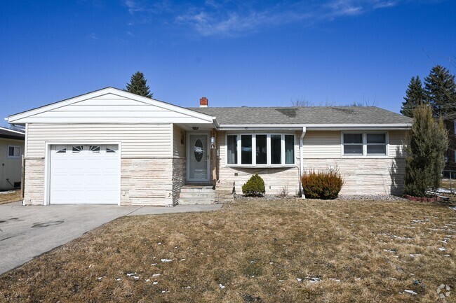 Building Photo - 4 Bed 2 Bath in Prime Location: Your Perfe... Rental