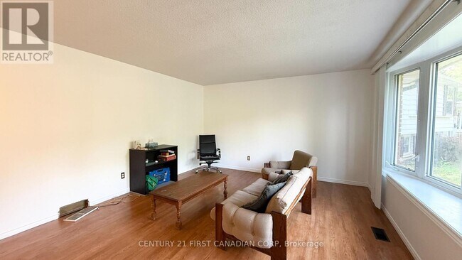 Photo - 80 Rollscourt Pl