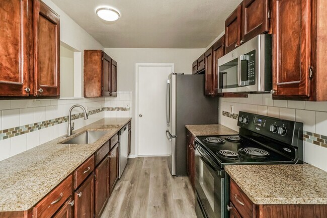 Photo - 1070 Hickory Trail St