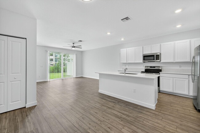 Photo - 305 SE Crossoak Ln