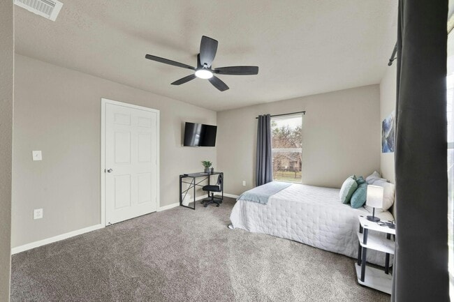 Building Photo - 1917 Sadler St Unit 7