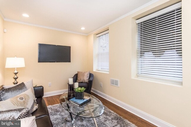 Photo - 2345 Turner St