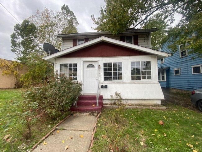 Building Photo - Bright 3BR+2BA Bungalow by Downtown