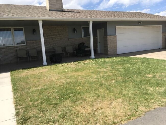 Photo - Lovely & Spacious 3 Bedroom, 2.5 Bath Home Ranch-Style Home with 2 car Attached Garage in SE Love...