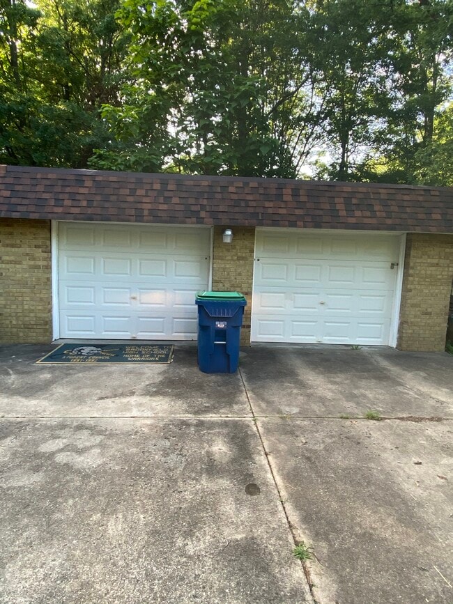 Single car garage - 1385 Emmet St Unit 1385