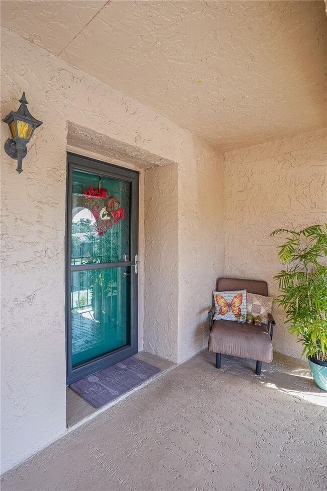 Building Photo - Bright Furnished End-Unit Condo Overlooking the Pond