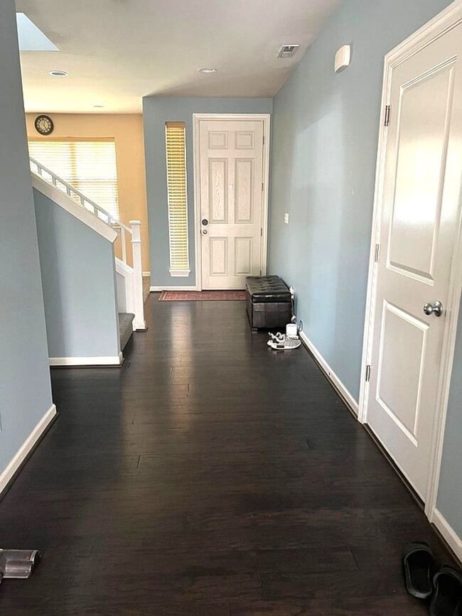 Photo - Spacious 4-Bed Home with Loft & Covered Patio in North Creek