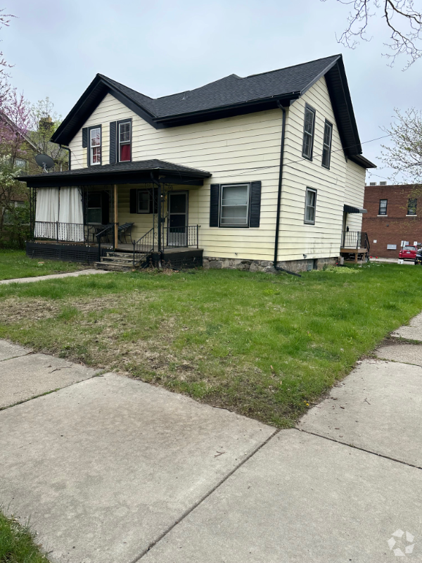 Building Photo - 233 N Chestnut St Rental