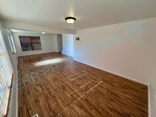 Charming 3-Bedroom Retreat in Estacada – Spacious 1,370 Sq Ft Haven!