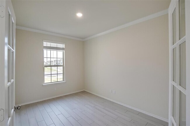 Photo - 216 English Oak St