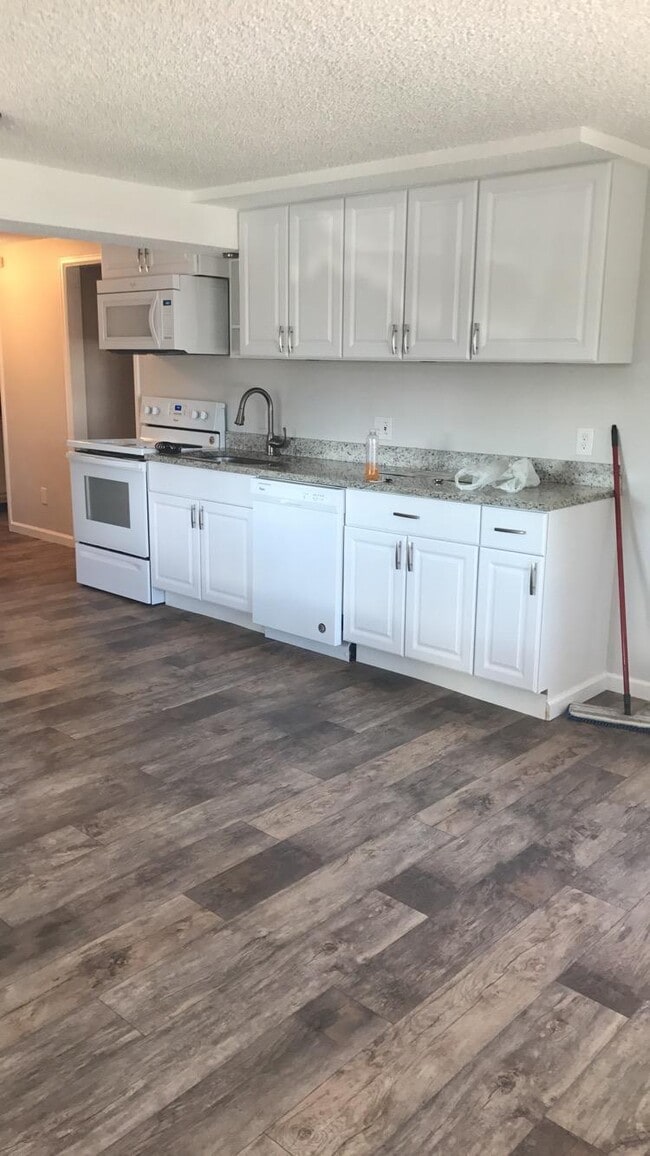 Photo - 1393 S Foothill Dr Unidad Studio Apt