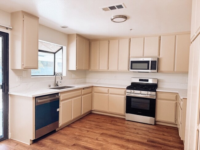 Building Photo - 6152 Orange Ave Unit A