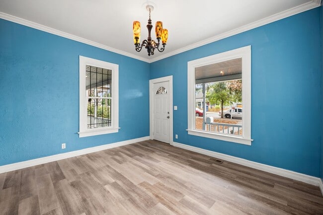 Photo - Centrally Located Home With Unbelievable C...