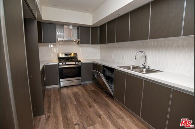 Photo - 106 S Kings Rd Unidad 102 Rental