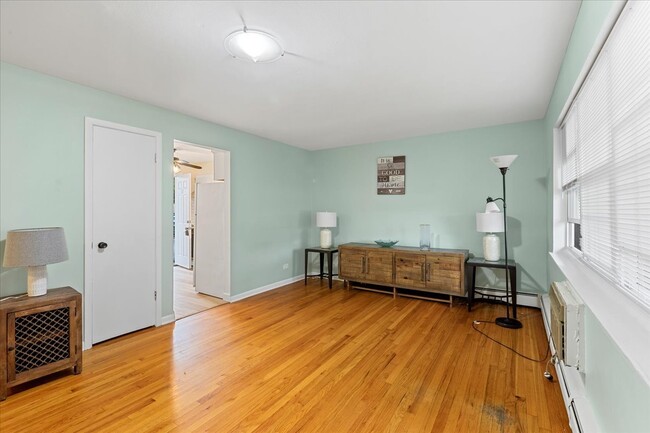 Photo - 1725 Howard Ave