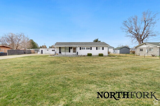 Building Photo - Country Living in a Convenient Urban Location Rental