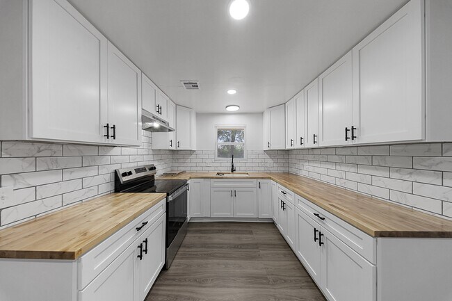 Photo - 3232 Parker Dr