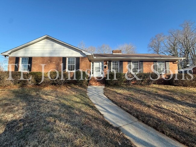 Building Photo - Spacious 4BR Home with Finished Basement, Screened Porch & Garage in Winston-Salem