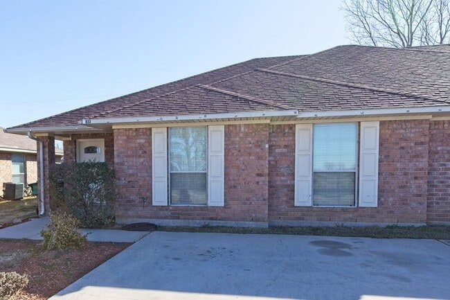 Building Photo - 933 Farmington Rd Rental