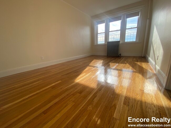 Building Photo - 1820 Commonwealth Ave Unit 27