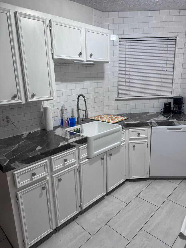 Kitchen - 430 Lindsey St Unit C4