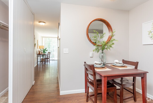 Área de comedor - University Apartments Chapel Hill