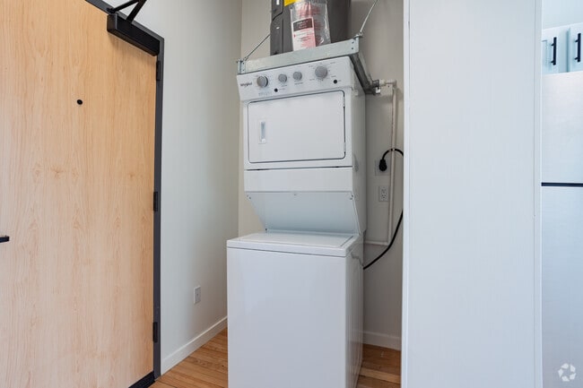 1 habitación, 1 baño - 390 pies cuadrados - Lavandería en la unidad
