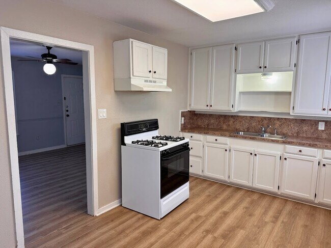 Photo - 2939 Parish St