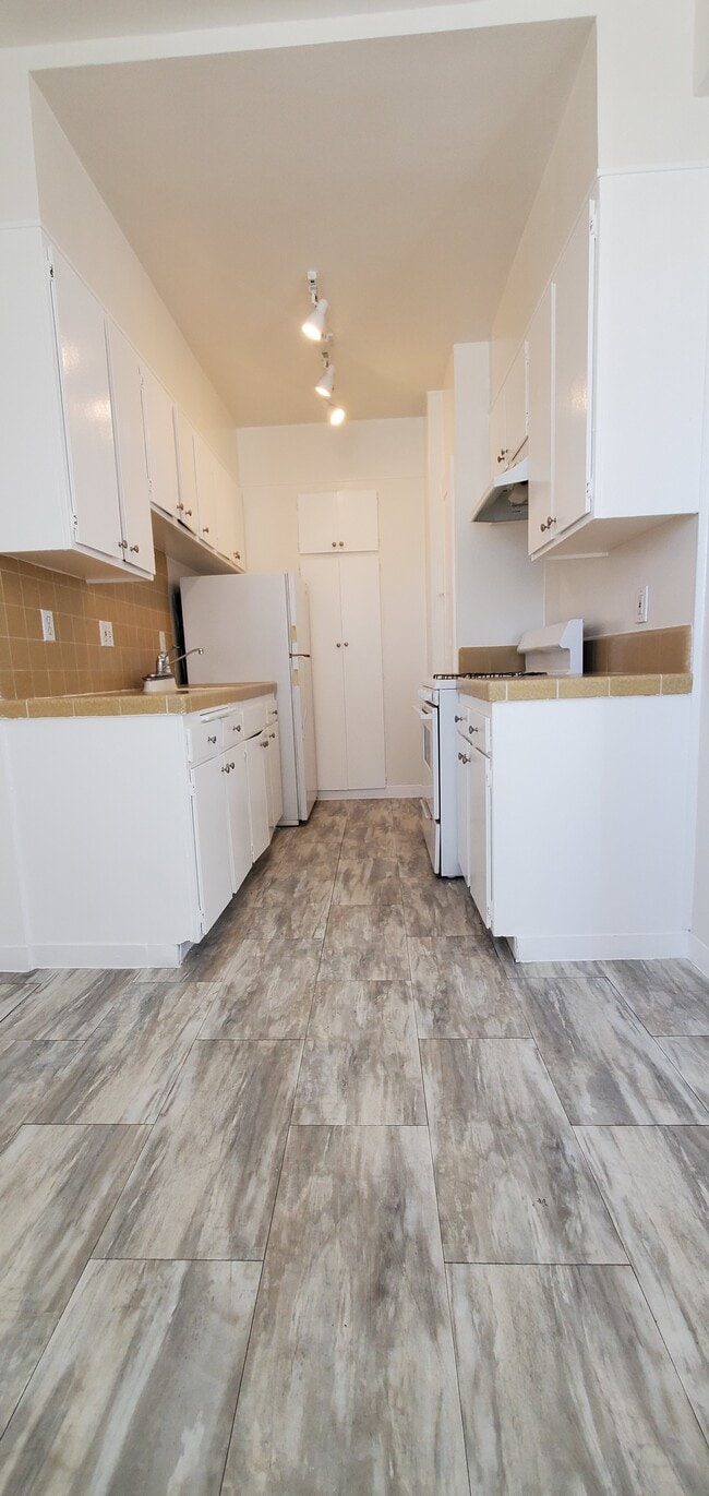 Photo - Wilshire Mediterranean Apartments