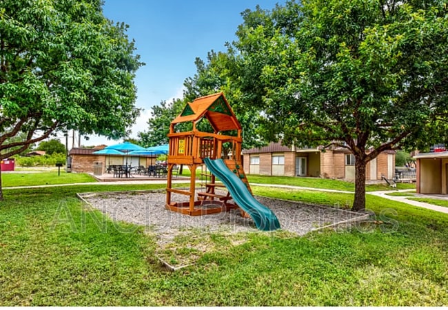 Photo - 801 E 9th St