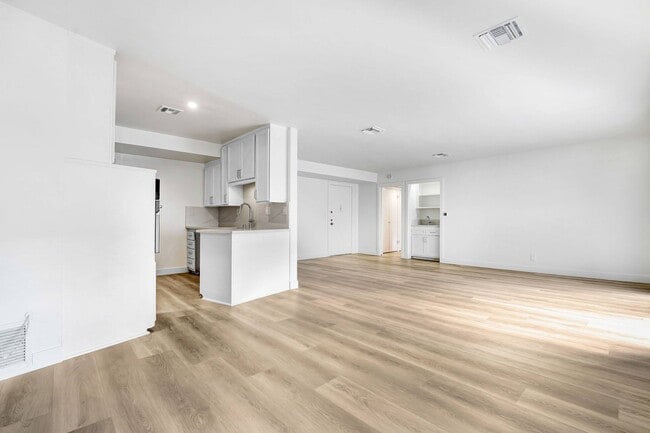 Photo - 8430 De Longpre