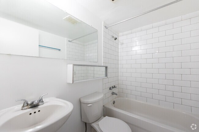 1BR, 1BA - Bathroom - 260 Wellesley St E