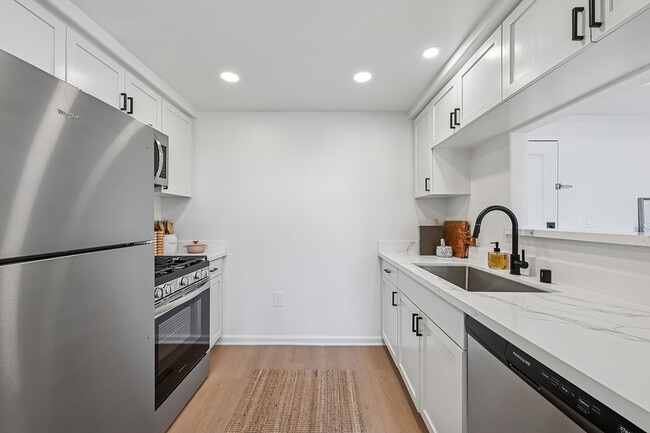 Updated, modern kitchens - Pasadena Gateway Villas