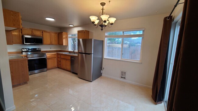 Building Photo - Quartz Ave 3plex/Ariserem-014 Unit 2155