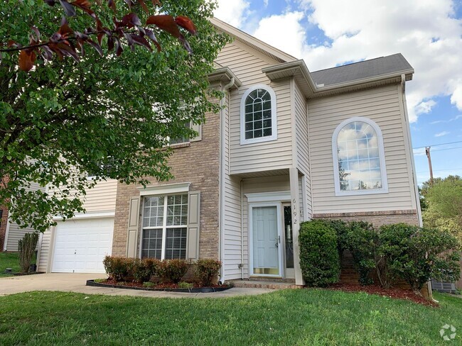 Building Photo - Spacious beautiful 4 bedroom 2.5 bath home...