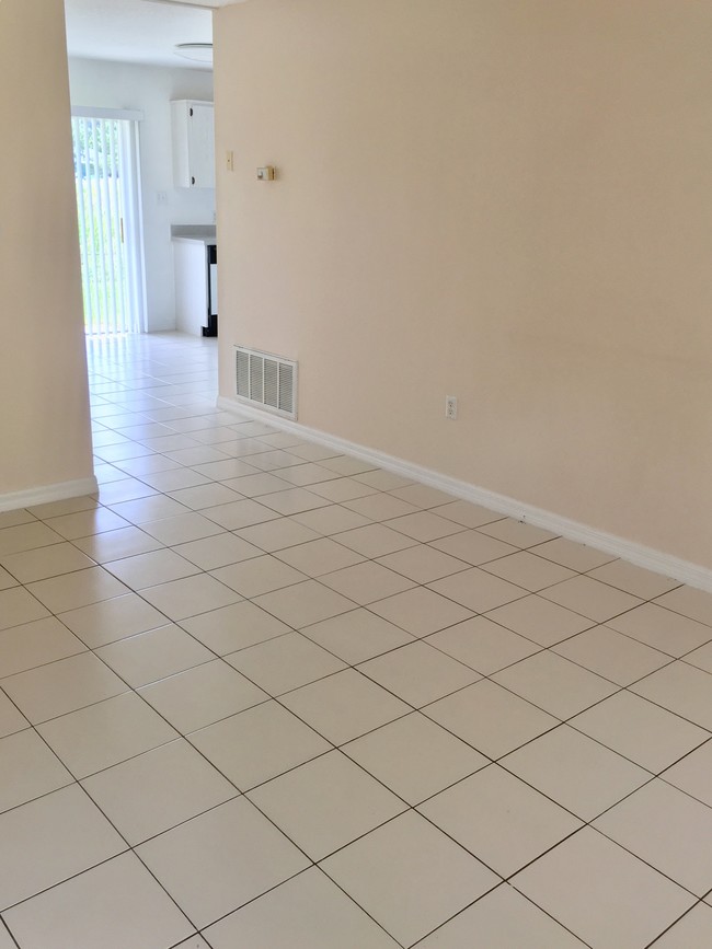 Photo - 434 Village Ct Unidad 210