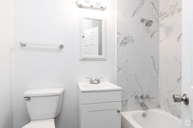1BR, 1BR - 594SF - Bathroom