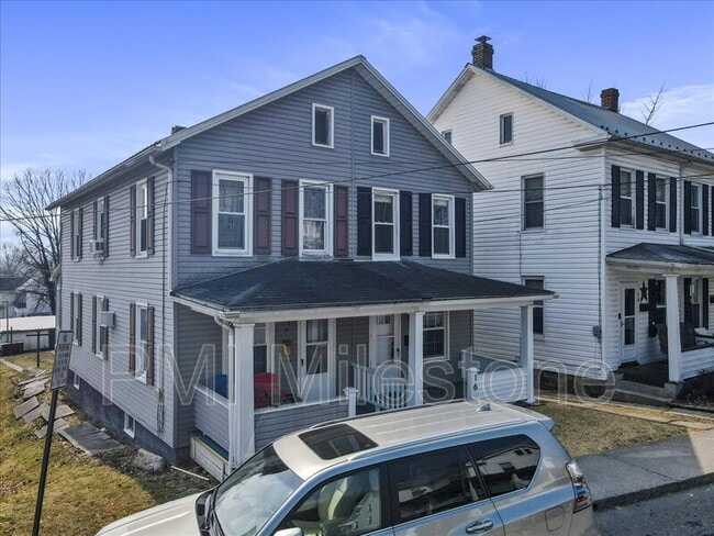 16 Woods Ln