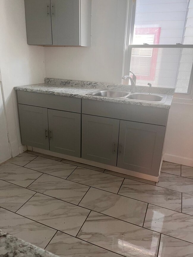 955 Royal Rd Unidad 957 royal Upper UNIT