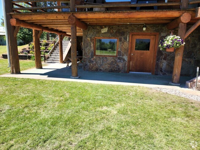 Building Photo - Wildlife abundant, log 2bdrm/1ba lower apa... Rental