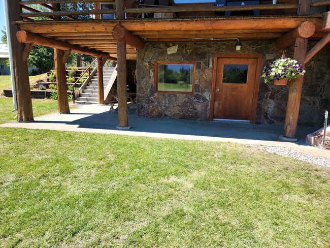Wildlife abundant, log 2bdrm/1ba lower apa... - Wildlife abundant, log 2bdrm/1ba lower apa... House