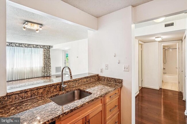 10101 Grosvenor Pl Unidad 407