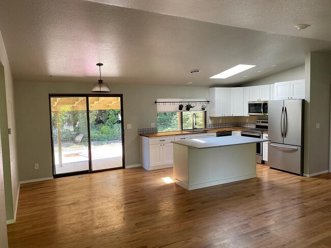 Photo - 1617 Valley W Ave