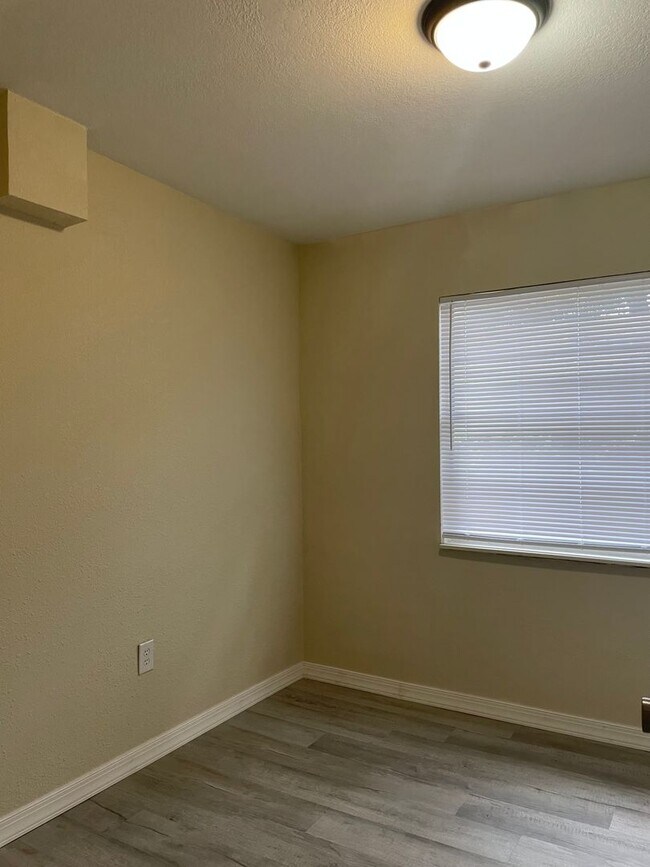 Photo - Move-in ready 4bed/1bath single family home!