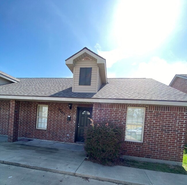 Building Photo - 2 bedroom 2 bath Duplex in Lake Charles Rental