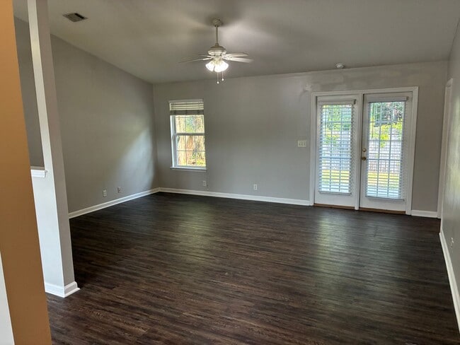Photo - 130 Lake Victoria Dr