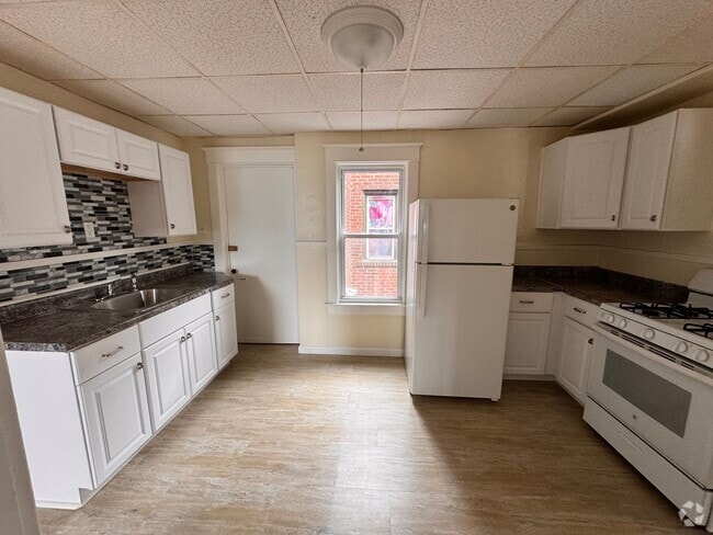 Building Photo - 9 Delwood Rd Unit 9 Delwood Upper Rental