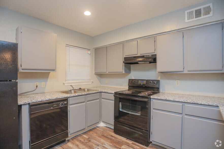 2BR, 1BA - 924SF - Upgraded